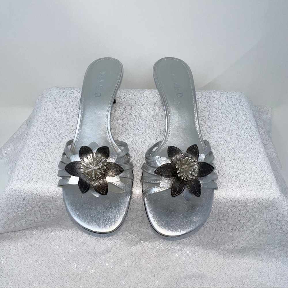 Michelle D sandals/ kitten heels silver leather with floral detail size 7 - Picture 3 of 15